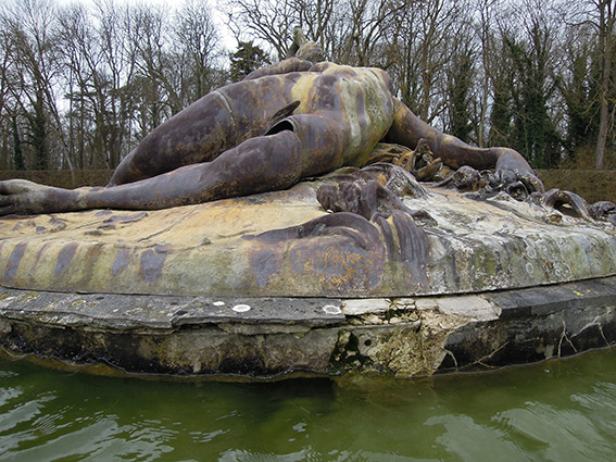 Sculpture des Tritons en mauvais état